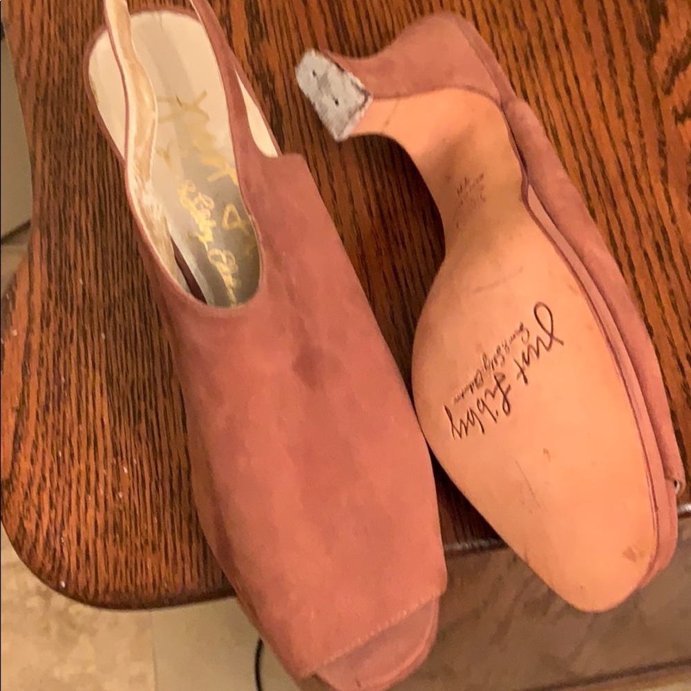 Size 7 medium. Never worn shoes brown suade